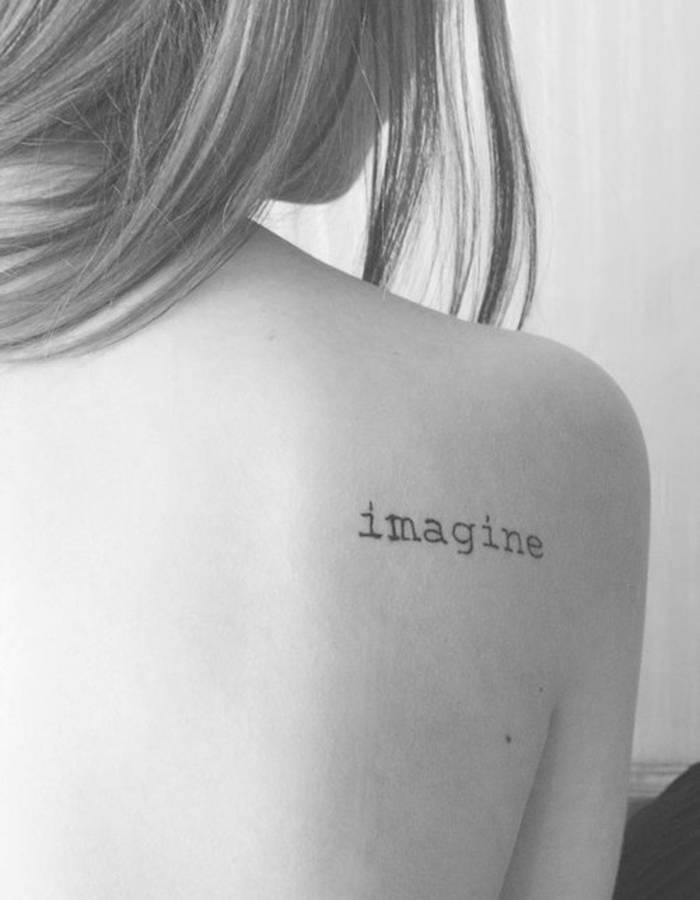 tatouage omoplate phrase