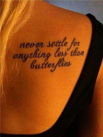 tatouage omoplate phrase