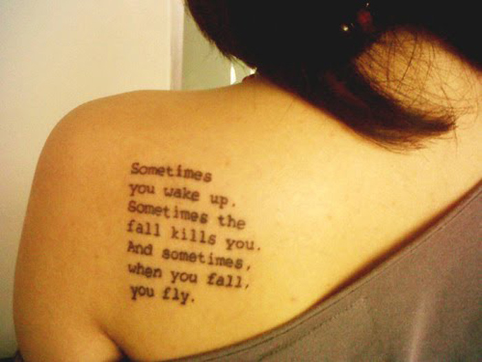 tatouage omoplate phrase