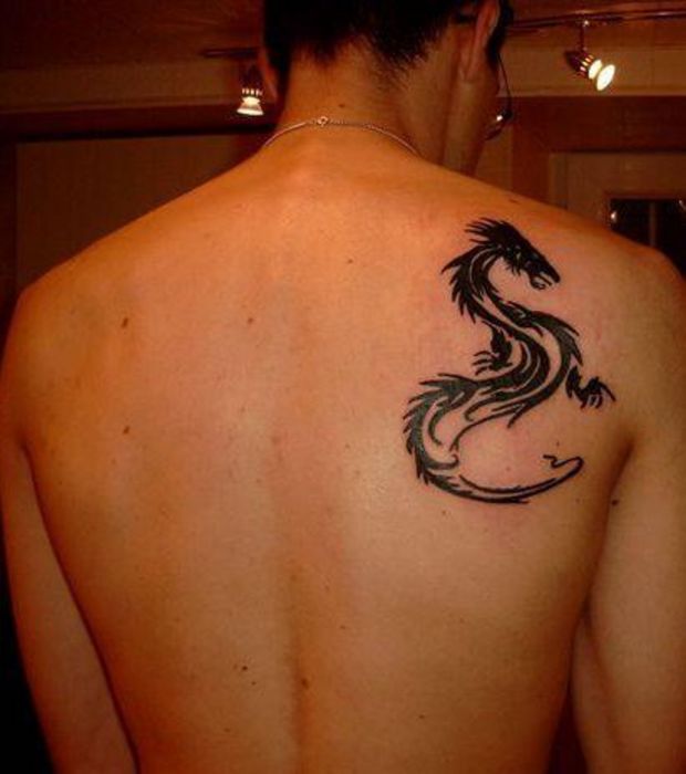 tatouage omoplate pour homme