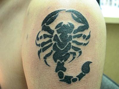 tatouage omoplate scorpion