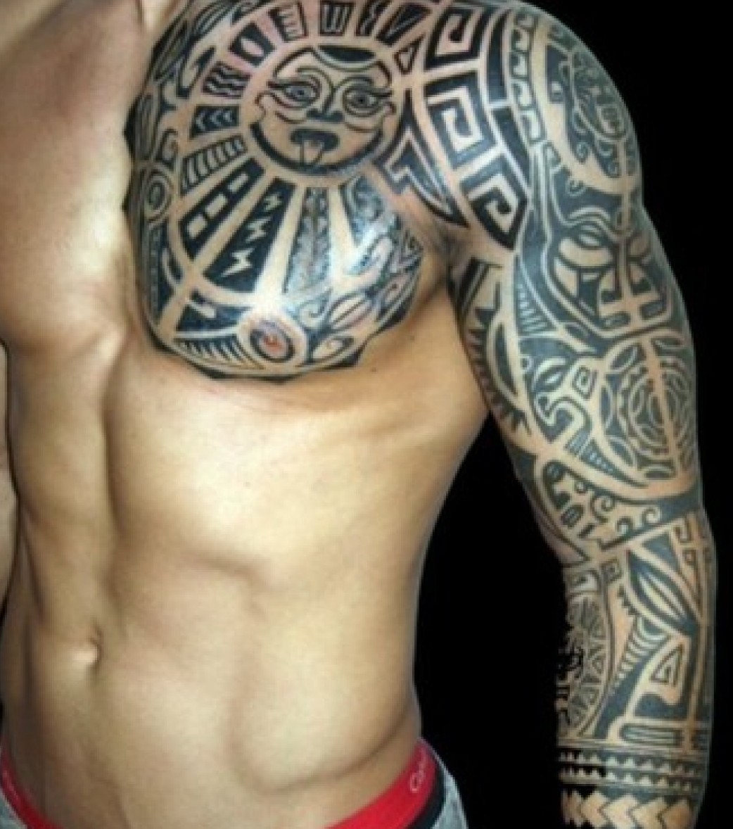 tatouage omoplate torse