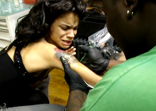 tatouage omoplate video