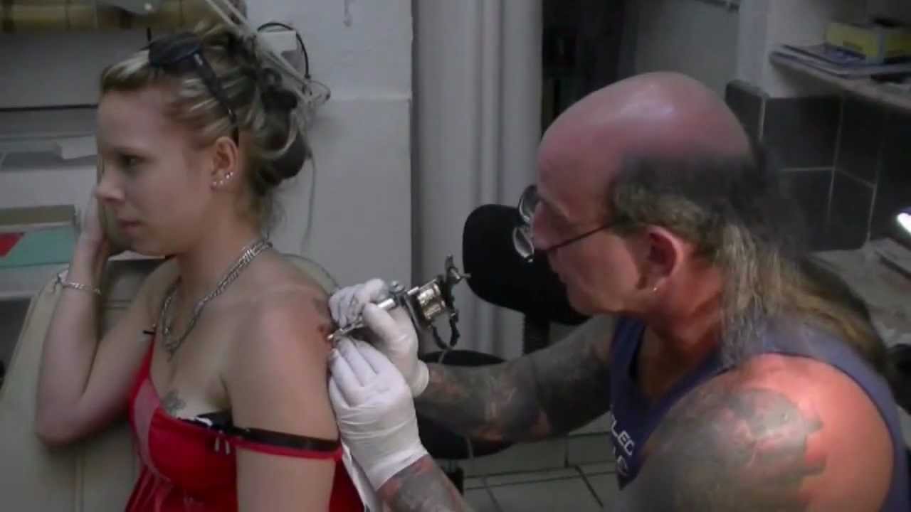 tatouage omoplate video