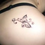 tatouage papillon discret omoplate
