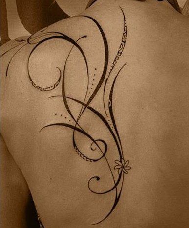 tatouage papillon discret omoplate