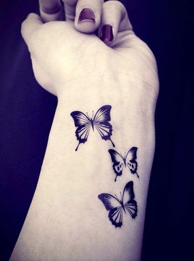 tatouage papillon discret omoplate