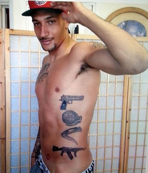 tatouage parchemin pectoraux