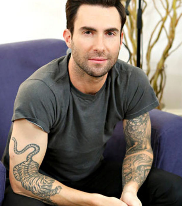 tatouage pectoraux adam levine