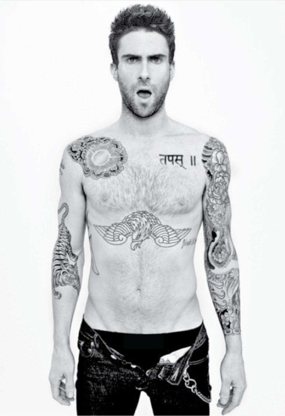 tatouage pectoraux adam levine