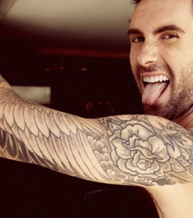 tatouage pectoraux adam levine