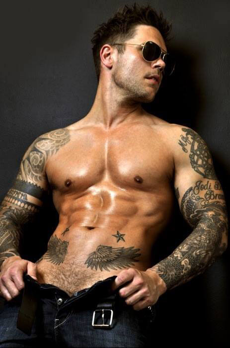 tatouage pectoraux ailes