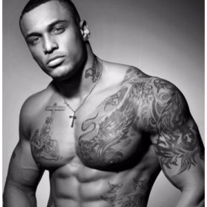 tatouage pectoraux ailes