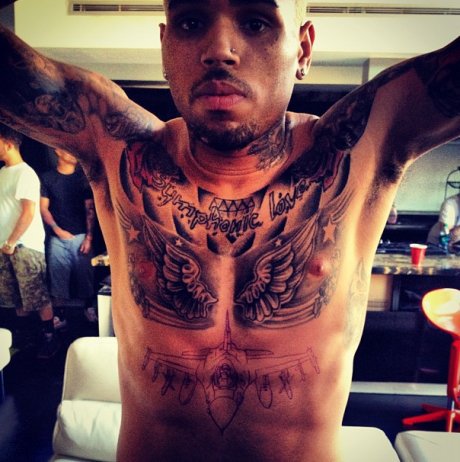 tatouage pectoraux calligraphie
