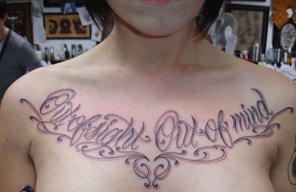 tatouage pectoraux calligraphie