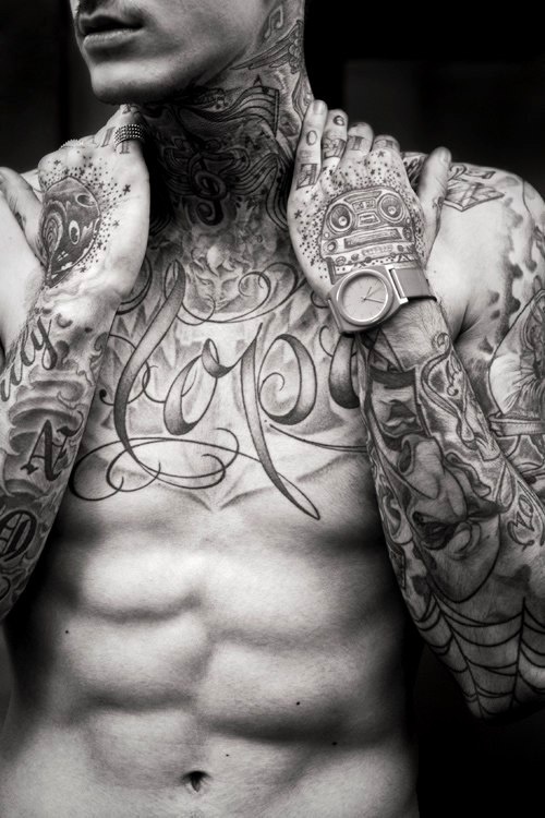 tatouage pectoraux calligraphie