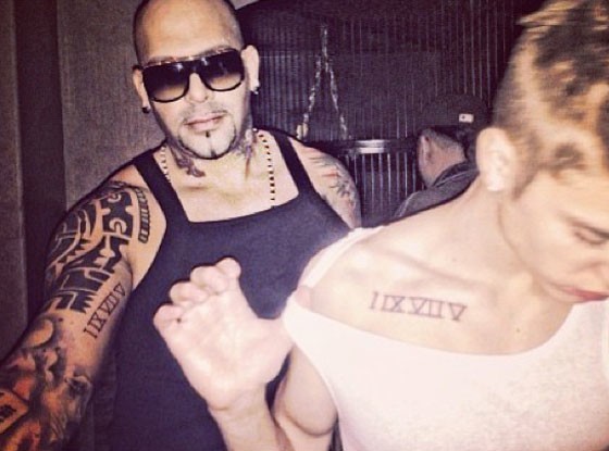 tatouage pectoraux chiffre romain
