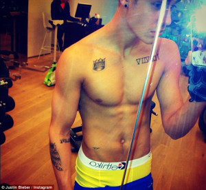 tatouage pectoraux chiffre romain