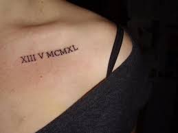 tatouage pectoraux chiffre romain
