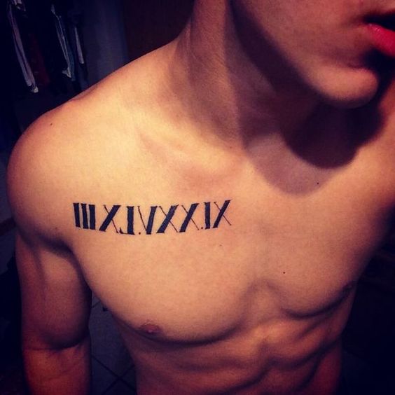tatouage pectoraux chiffre romain