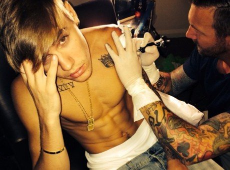 tatouage pectoraux chiffre romain