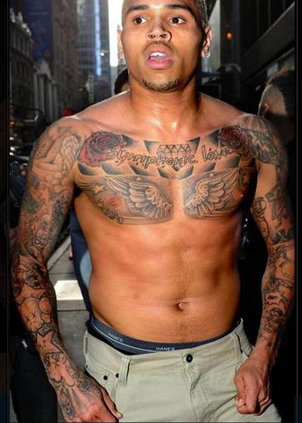 tatouage pectoraux chris brown
