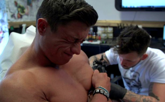 tatouage pectoraux deformation