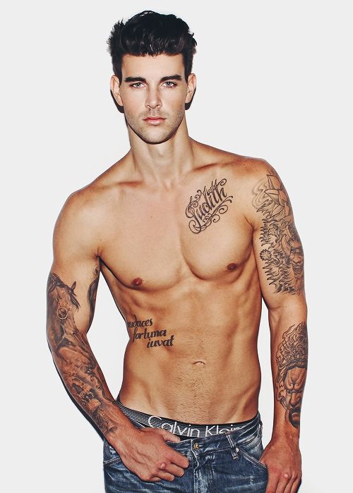 tatouage pectoraux discret