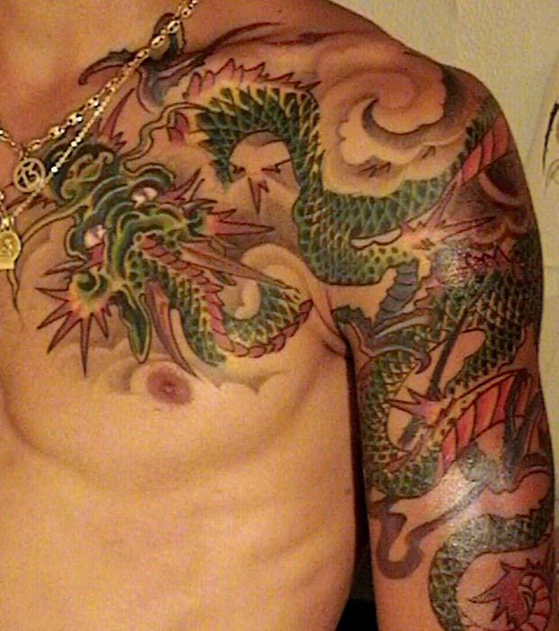 tatouage pectoraux dragon