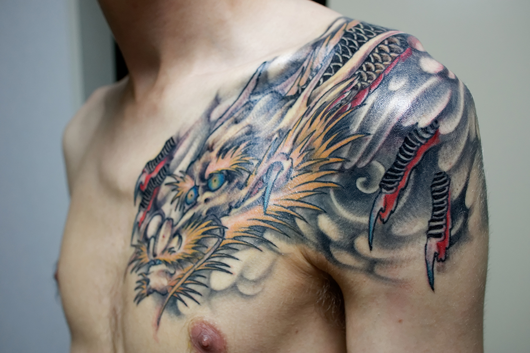 tatouage pectoraux droit