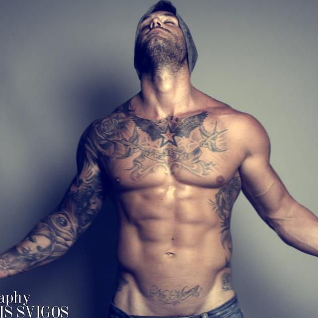 tatouage pectoraux ecriture