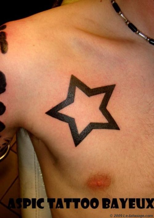 tatouage pectoraux etoile