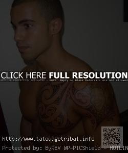 tatouage pectoraux femme