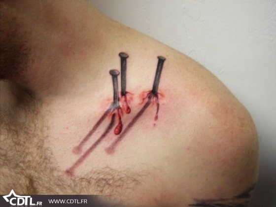 tatouage pectoraux griffe