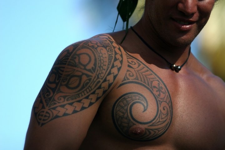 tatouage pectoraux homme polynésien