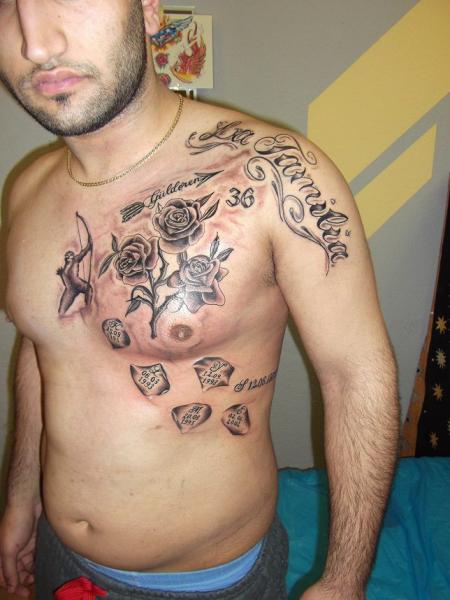 Tatouage pectoraux lettrage