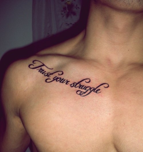 tatouage pectoraux phrase
