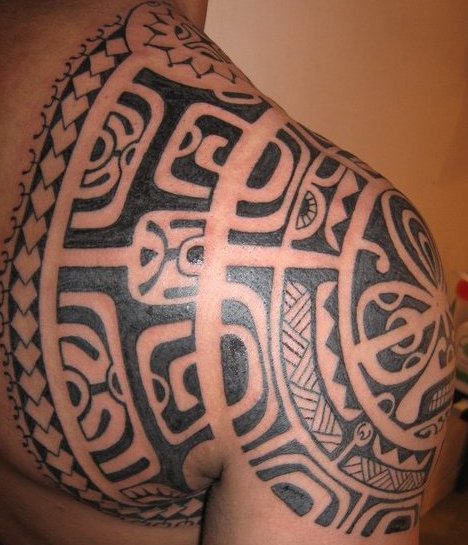 tatouage pectoraux polynésien