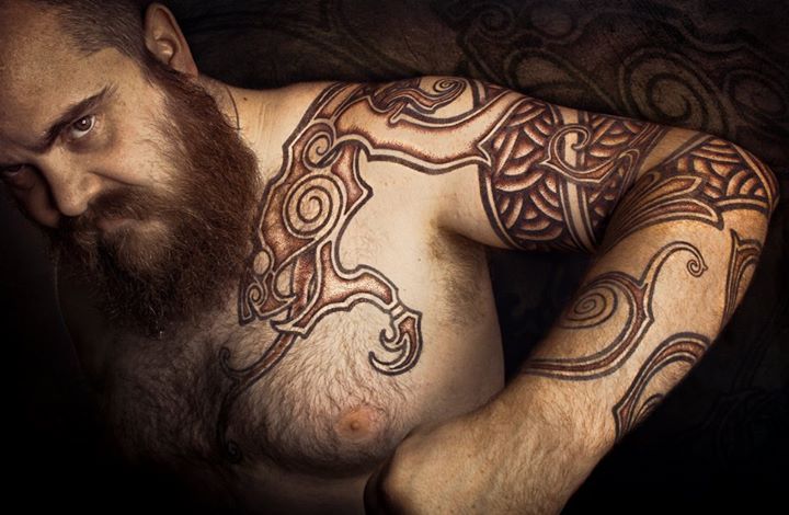 tatouage pectoraux taureau