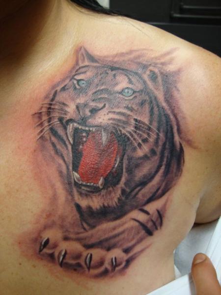 tatouage pectoraux tigre