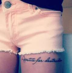 tatouage phrase anglais sur la cuisse