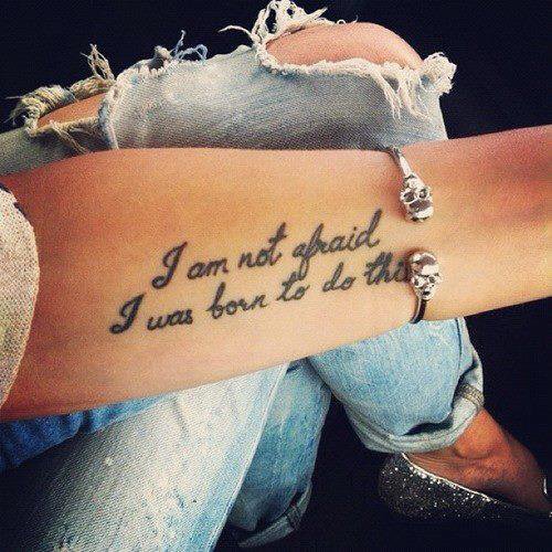 tatouage phrase bras anglais