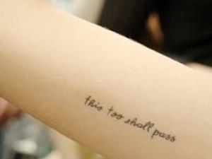 Tatouage phrase courte famille