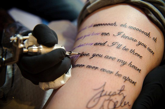 tatouage phrase cuisse avant