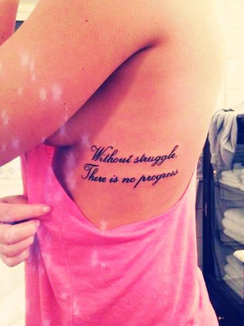 Tatouage phrase femme cote