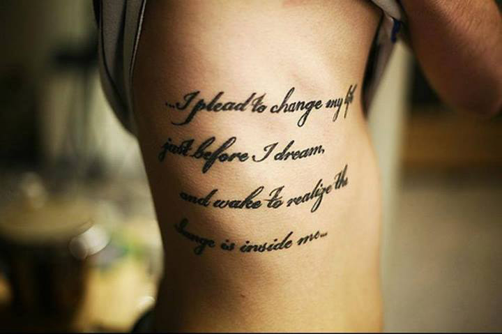 tatouage phrase femme cote