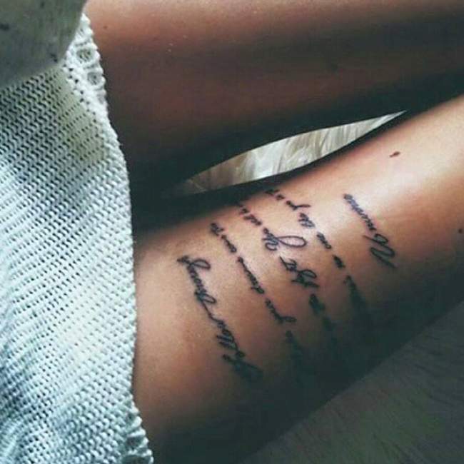 tatouage phrase femme cuisse