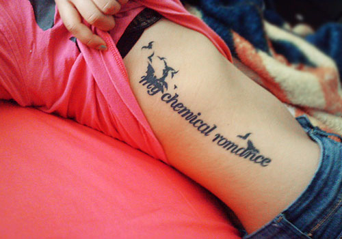 tatouage phrase femme poitrine