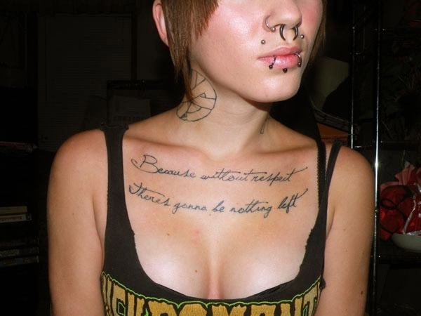 tatouage phrase femme poitrine