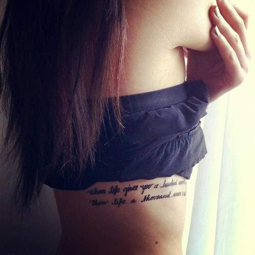 tatouage phrase femme poitrine